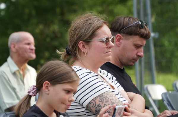 Šiuolaikinės muzikos projektas IXOJI su profesionalia smuikininke Rakele Chijenaite ir elektroninės muzikos kūrėju Pijumi Džiugu Meižiu