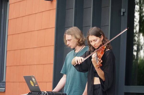 Šiuolaikinės muzikos projektas IXOJI su profesionalia smuikininke Rakele Chijenaite ir elektroninės muzikos kūrėju Pijumi Džiugu Meižiu