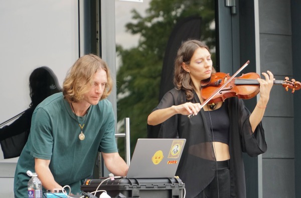 Šiuolaikinės muzikos projektas IXOJI su profesionalia smuikininke Rakele Chijenaite ir elektroninės muzikos kūrėju Pijumi Džiugu Meižiu