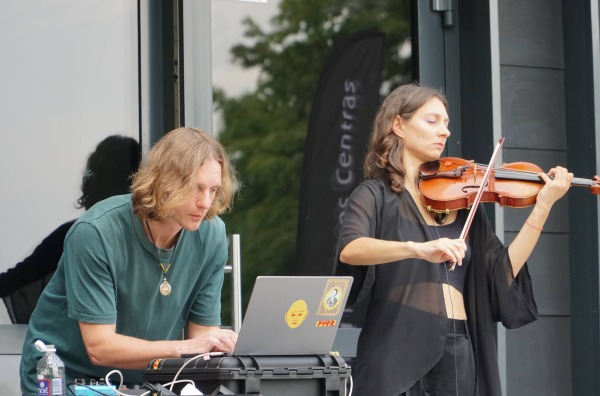 Šiuolaikinės muzikos projektas IXOJI su profesionalia smuikininke Rakele Chijenaite ir elektroninės muzikos kūrėju Pijumi Džiugu Meižiu