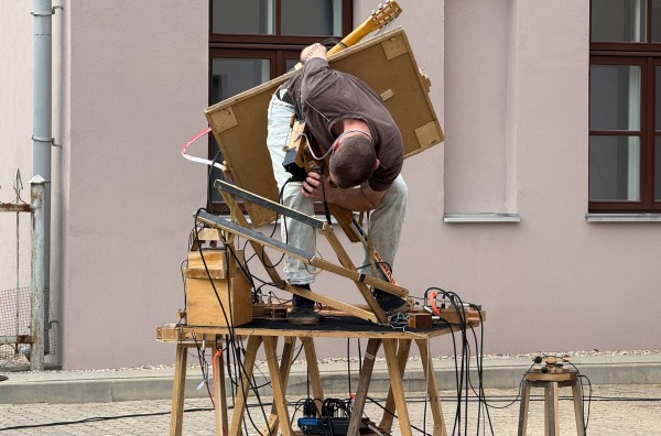 Simono Nekrošiaus  performanss, instaliacija „Can sound/paraobjektai“