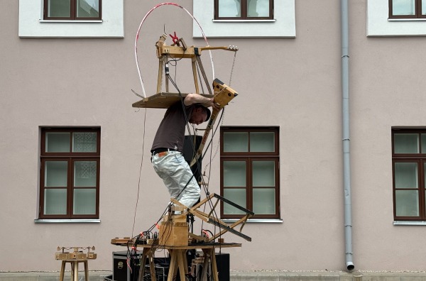 Simono Nekrošiaus  performanss, instaliacija „Can sound/paraobjektai“