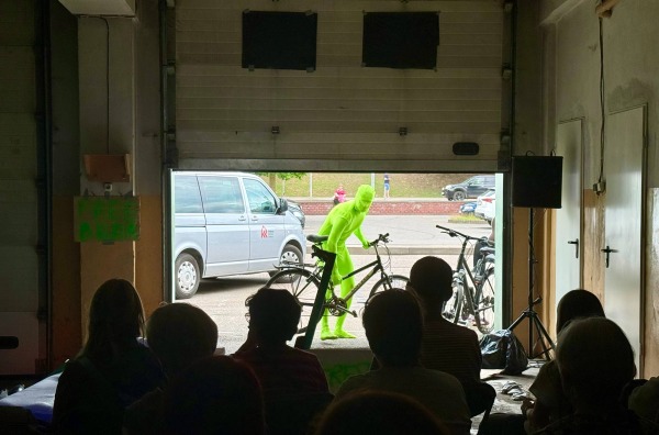 VšĮ „Kosmos Theatre“ gatvės/objektų spektaklis „Coffee & Scooters“
