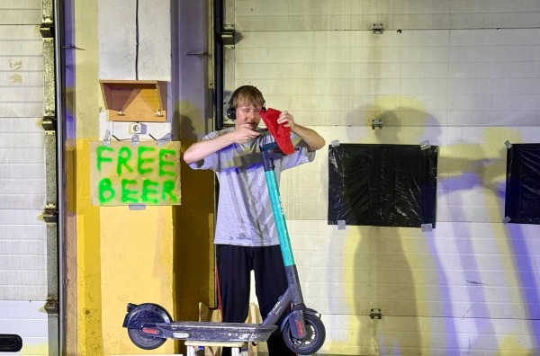 VšĮ „Kosmos Theatre“ gatvės/objektų spektaklis „Coffee & Scooters“