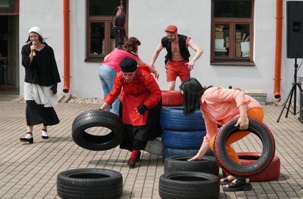 „Taško teatro“ teatralizuotas spektaklis žaidimas „Amerika pirtyje“