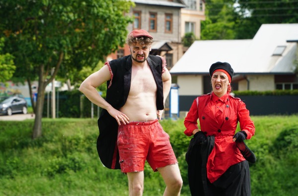 „Taško teatro“ teatralizuotas spektaklis žaidimas „Amerika pirtyje“