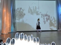 Scena iš spektaklio „Sniego karalienė“ (režisierė G. Gustytė)