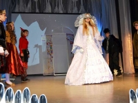Scena iš spektaklio „Sniego karalienė“ (režisierė G. Gustytė)