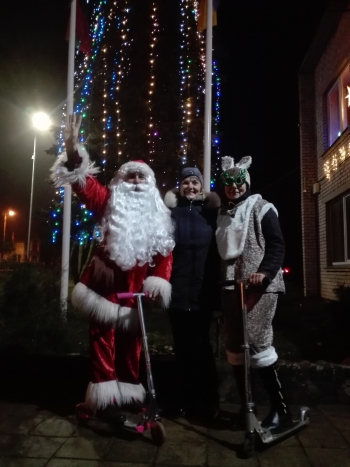 Surviliškio miestelio Kalėdų eglės įžiebimo šventė „Vaikystės pėdos po egle“