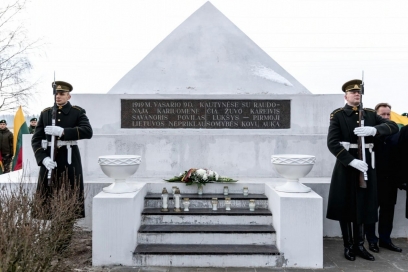 Gėlių padėjimas prie paminklo pirmajam žuvusiam Lietuvos savanoriui Povilui Lukšiui jo žūties vietoje
