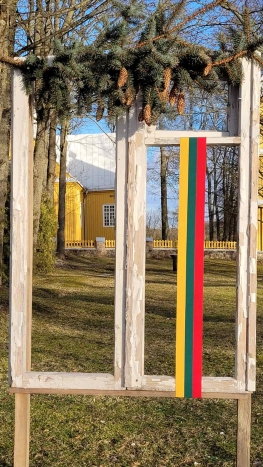 Vizualiniai akcentai „Trispalvė languose“, skirti Lietuvos valstybės atkūrimo dienai